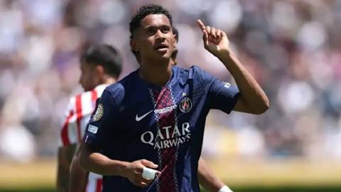 'Tắc kè hoa' Seny Mayulu cứu rỗi PSG